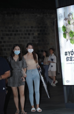 紧身蓝色牛仔裤MM