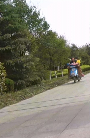 粉色衬衫热裤肉丝美腿少妇