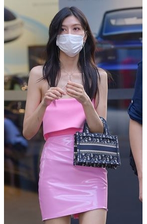 粉色皮裙长腿美女(47P)