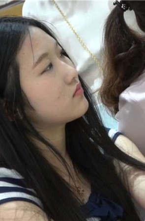 4k-粉色帆布鞋清纯小姐姐换上高跟鞋立马大变样