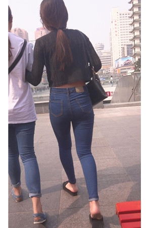 蓝色牛仔长裤紧身美女