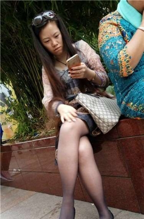 4k超清，街拍原味美腿丝足性感少妇，手机玩得真入迷