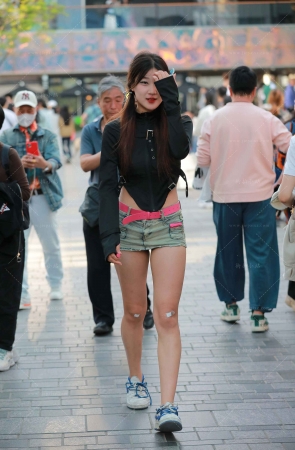 街拍牛仔热裤小妹