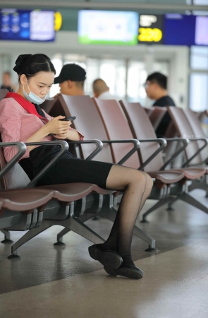 【街拍心灵】机场候机楼地勤街拍黑丝制服美腿