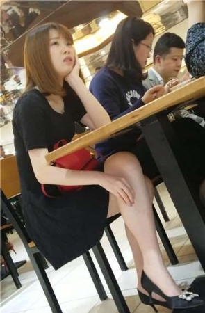 4k超清，餐厅偶遇小清新美腿清纯美眉跟闺蜜倾诉心情