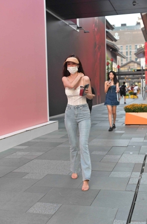 高挑的大长腿牛仔美女