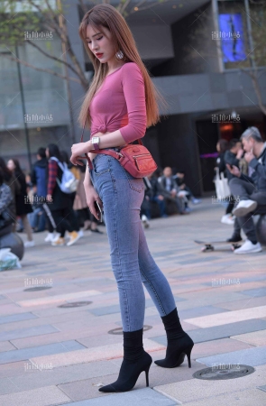 长腿紧身牛仔美女姐姐
