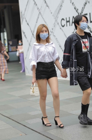 白衬衫玉腿女友