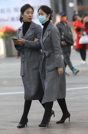 街拍黑丝高跟OL