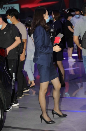 【街拍心灵】汽车销shou黑丝街拍美腿高跟