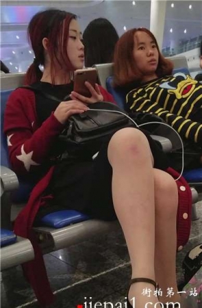 4K – 车展候车室偶遇一起出行的两闺蜜