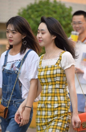 小姐姐笑得很开心