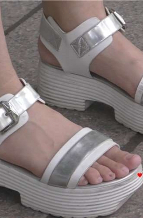 4k-公交站拍摄公主裙美腿眼镜妹等车。