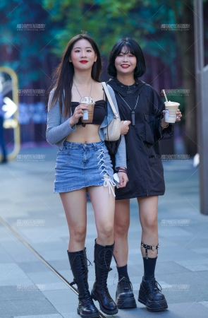 牛仔短裙女孩 肉肉的腿惹人爱