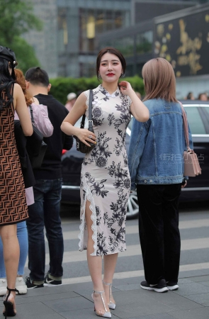 过马路的紧身旗袍装高跟美女