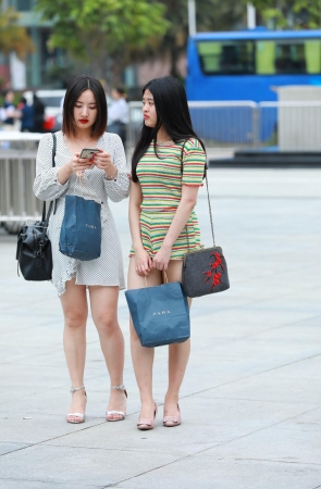 这热裤套装真凉快