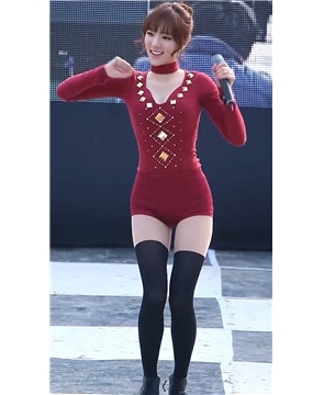 红衣紧身超短裤美女饭拍秀8则