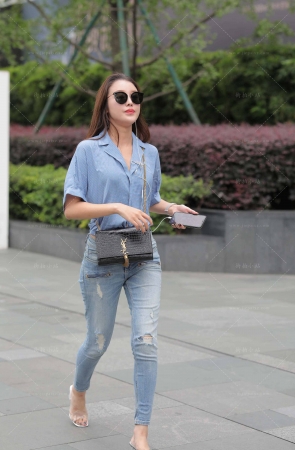 街拍蓝牛墨镜美眉