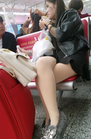 火车站候车的肉色丝袜黑色包臀裙时尚少妇