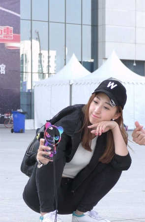 黑色紧身牛仔裤美女