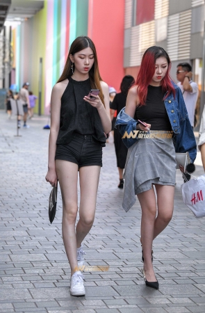 俩个大长腿美女