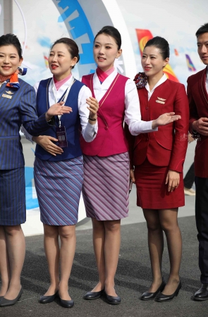 【街拍心灵】菜航空姐们肉丝街拍美腿在打卡