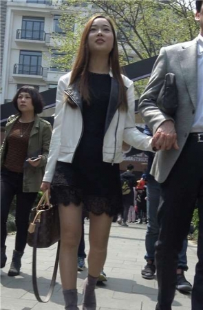 4k-黑色蕾丝连衣裙街拍美女、她们两位什么关系？[689 MB]