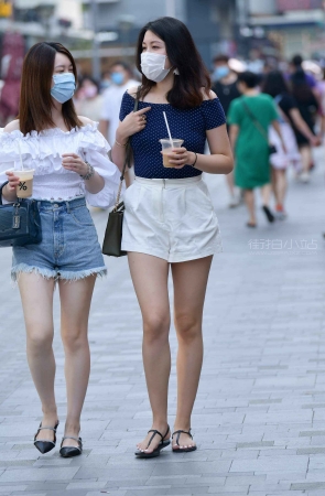 手捧奶茶的美女姐姐