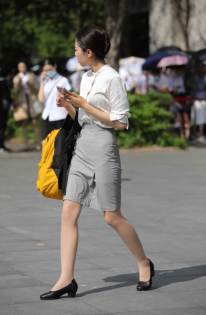 【街拍心灵】准空乘小姐姐肉丝街拍高跟制服去面试