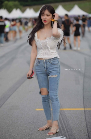 气质可人的街拍蓝牛小姐姐