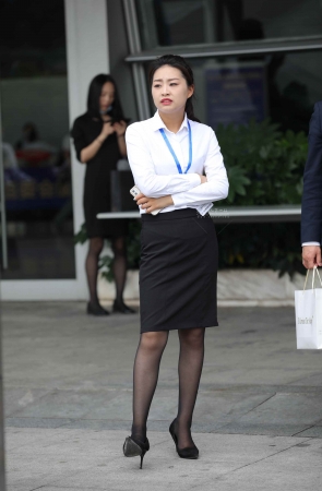 【街拍心灵】售楼处街拍黑丝尖头细高跟销shou