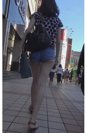 漂亮的热裤月牙女孩