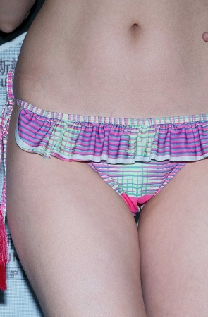 带裙摆的比基尼洋模