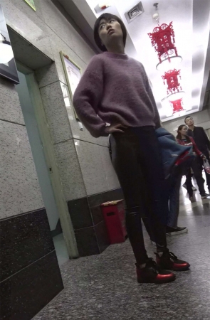 又一紧身黑色皮裤街拍丰臀短发美女