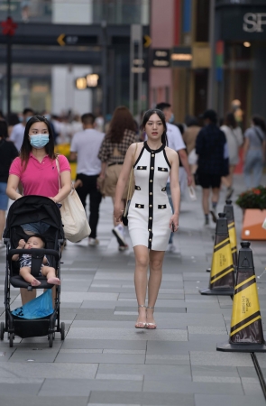 漂亮的连体包臀裙美女