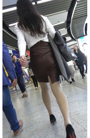 两个包屯皮裙美眉