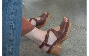 4k-凉高跟裸足街拍小美女