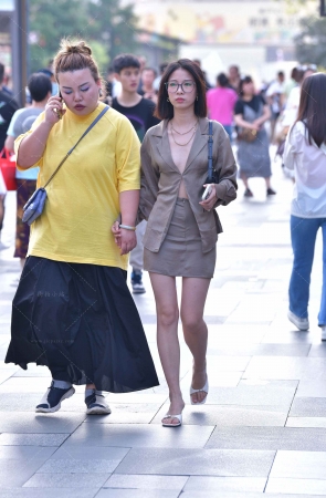 街拍美腿眼镜妹