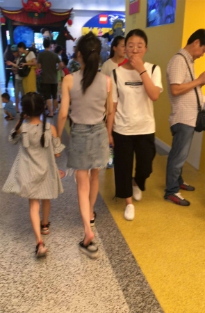 牛仔裙眼镜少妇带娃逛街