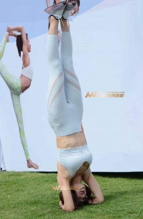 随手一个倒立，真漂亮！