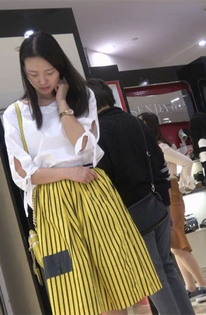 黄色短裙少女试穿高跟凉鞋