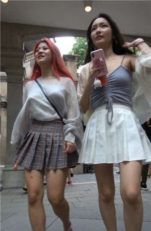 4K – 白色短裙吊带衫街拍凉高跟美女 [1.48 GB]