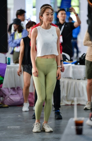 运动嫩绿紧身裤美女