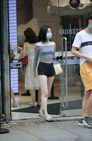 街拍黑色热裤女盆友