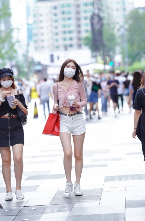 漂亮的白色热裤小姐姐