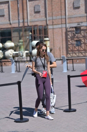 紫色弹力裤美眉