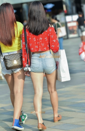 紧身牛仔短裤美眉