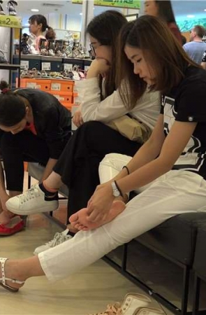 4K 看着挺年轻的小姐姐一双美足满是老茧 [1.09 GB]