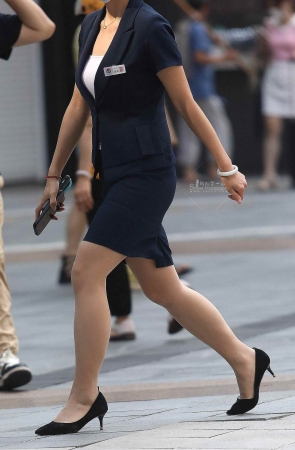 诱惑肉丝街拍高跟OL