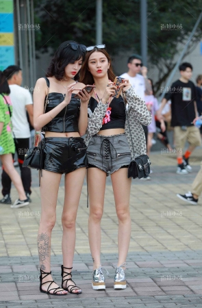 街拍苗条美腿姐妹